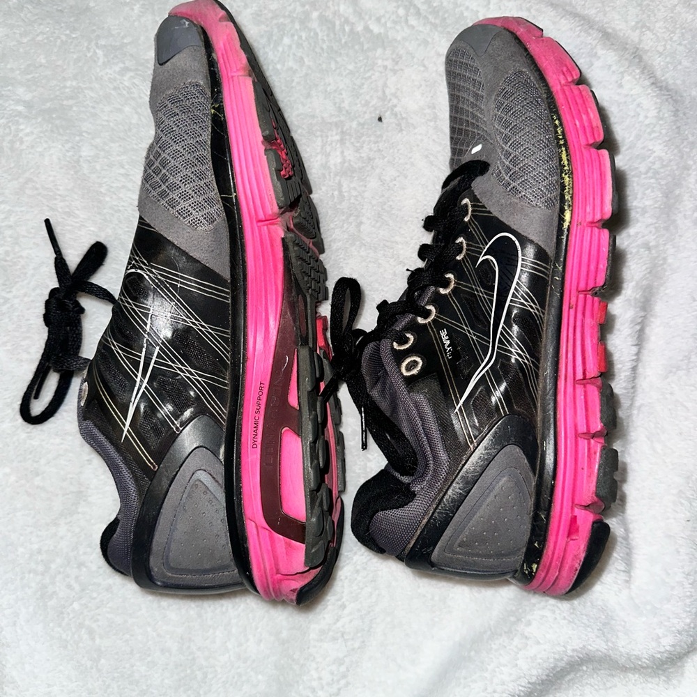 Nike Women's Black & Pink Athletic Shoes Size 6.5